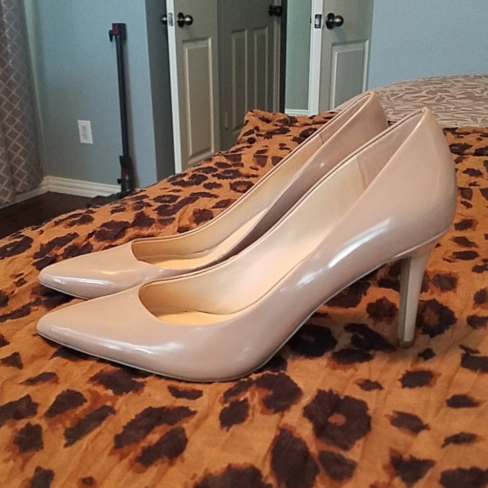 BN Jessica Simpson patent leather pumps